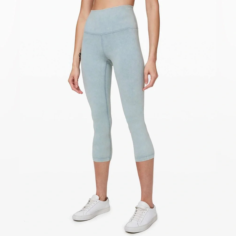 Lululemon Wunder Under High-Rise Crop Snow Washed 21"
Washed Chambray Size